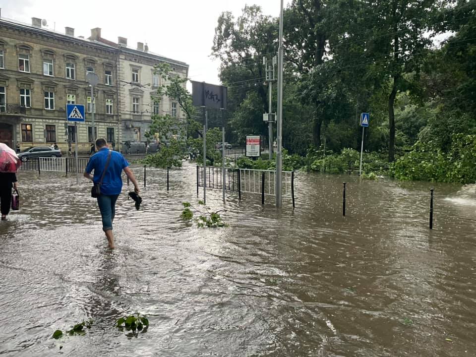 Плаваючі машини та повалені дерева: Львів накрило негодою(ФОТО)