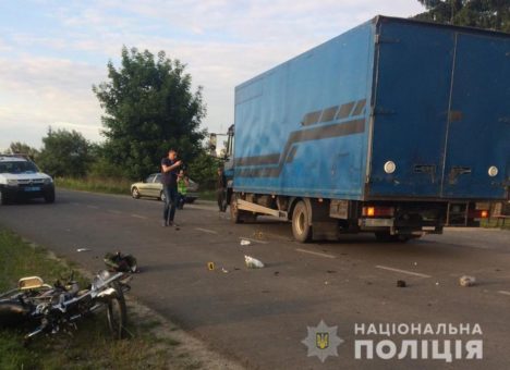 На Червоноградщині місцевий мопедист втратив життя під колесами вантажівки