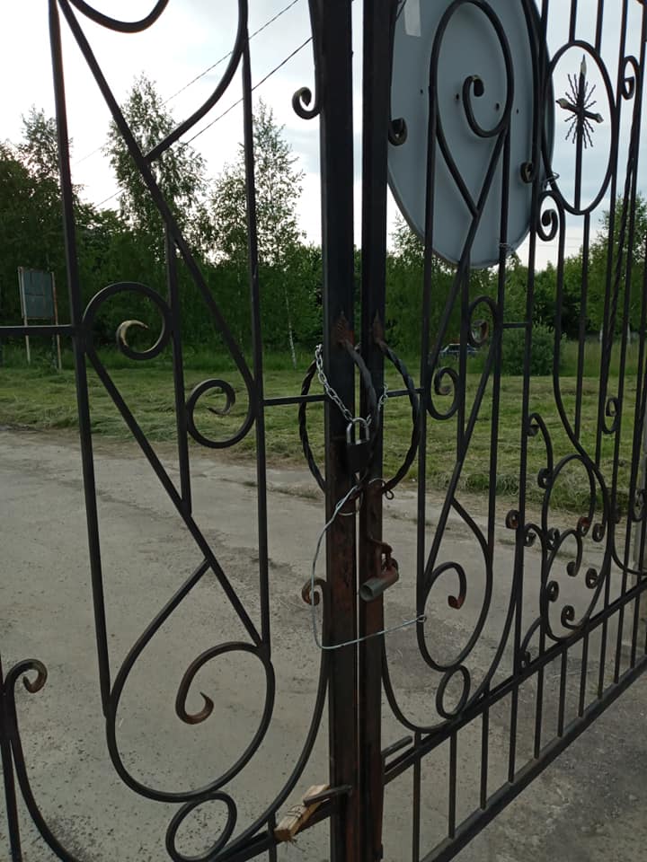 «Гасали зі сигналами, влаштовували перегони»: у Дрогобичі в’їзд на цвинтар зробили платним