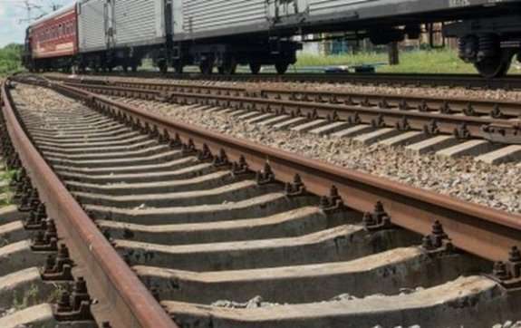 «Одна встигла перебігти, інша потрапила просто під поїзд»: у Стрийському районі на колії загинула жінка