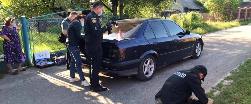 «Втікав та стукав у двері»: в селі під Львовом важко травмували ножем таксиста