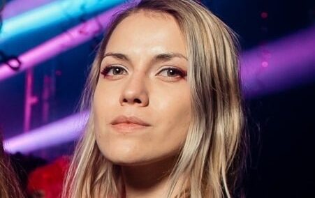 «У дуже і дуже важкому стані»: дівчині, яку вдарило струмом на потязі, потрібна допомога