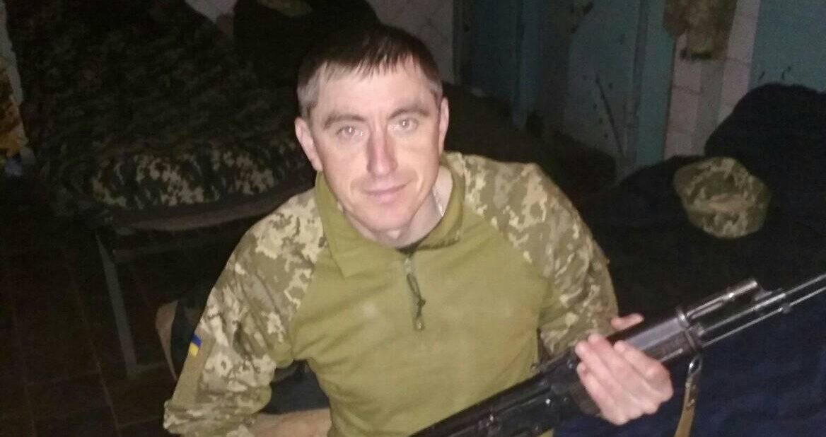 «Наречена сорочку вишила, але хоронитимуть його у формі»: на Золочівщині прощаються із воїном Михайлом Зваричем
