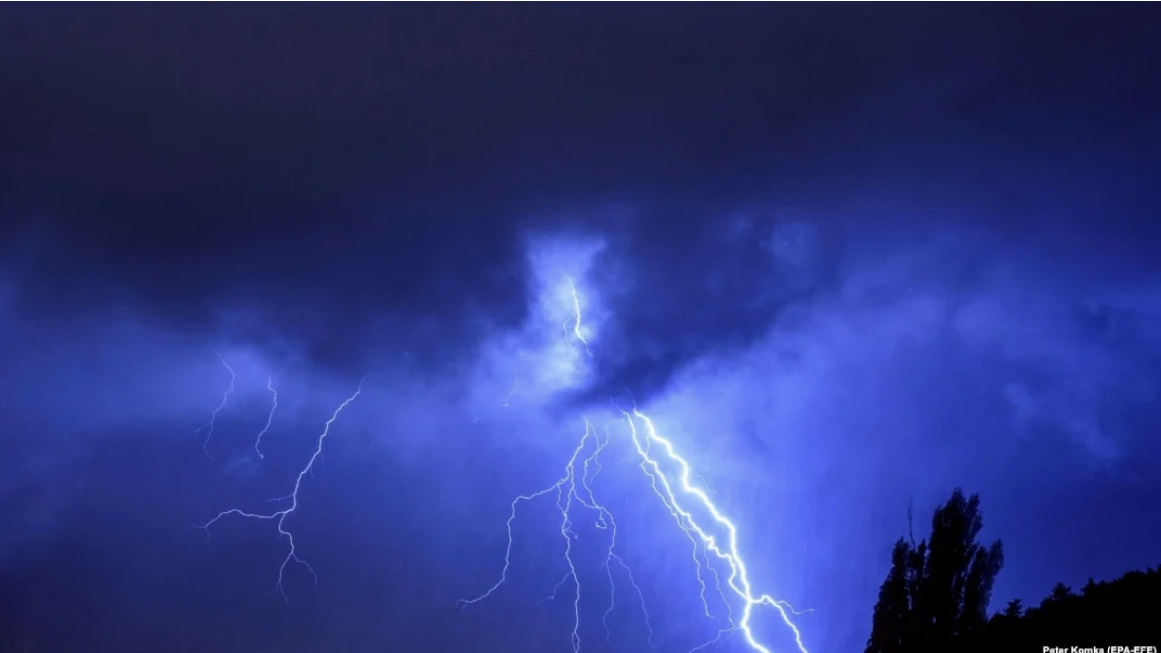 Град та шквали: на Львівщині оголосили штормове попередження