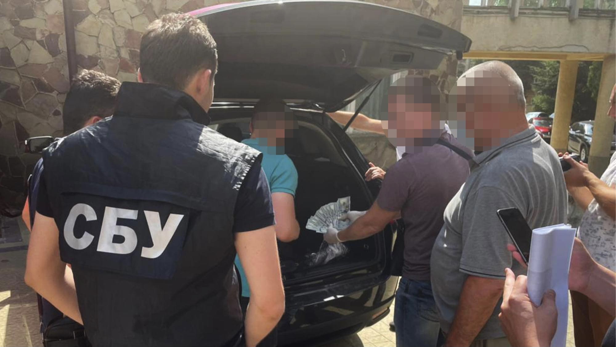 Вимагав 4 тисячі доларів: на хабарі затримали львівського офіцера