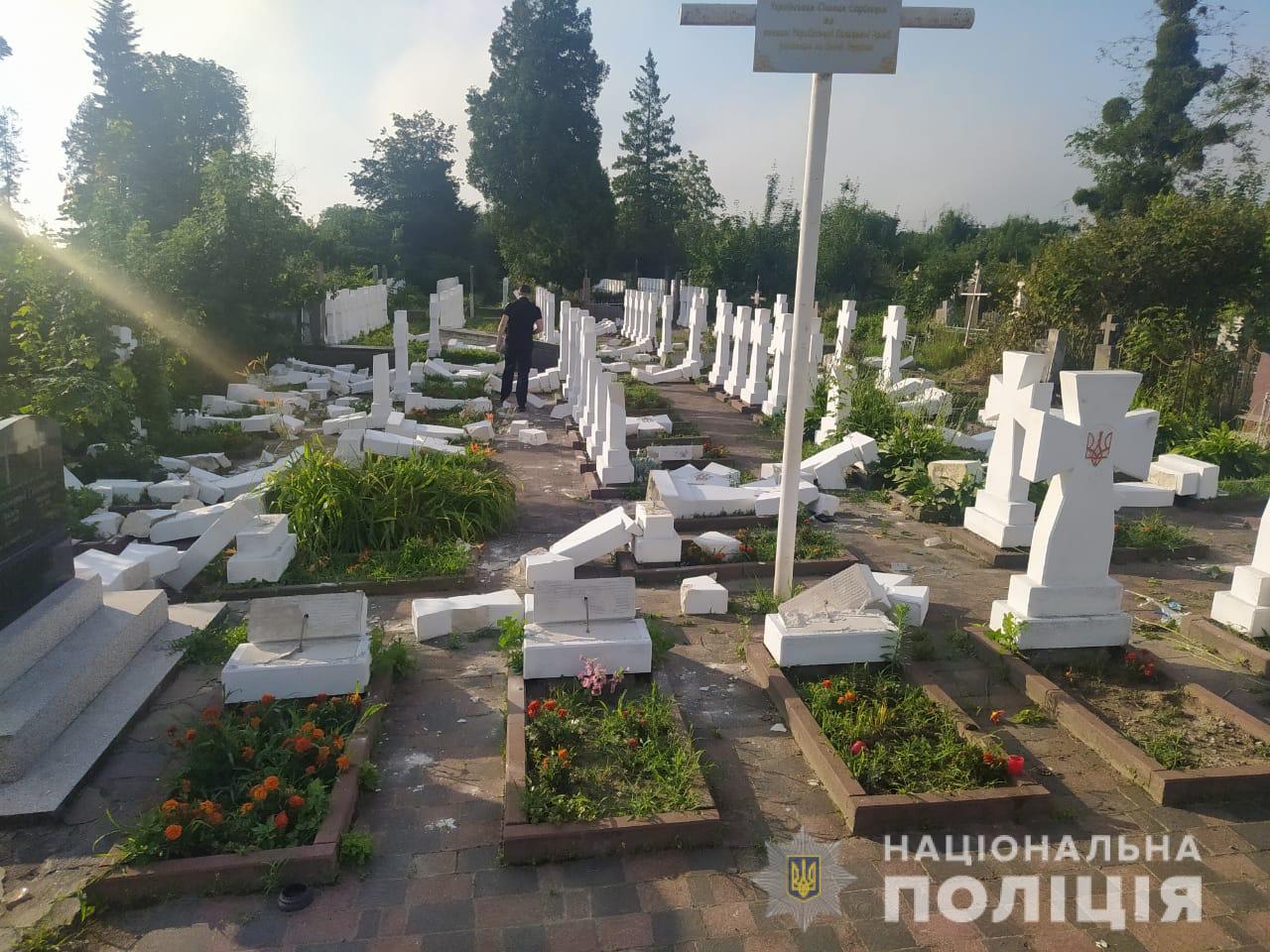 20-річний стриянин розбив майже 60 хрестів на могилах Січових Стрільців