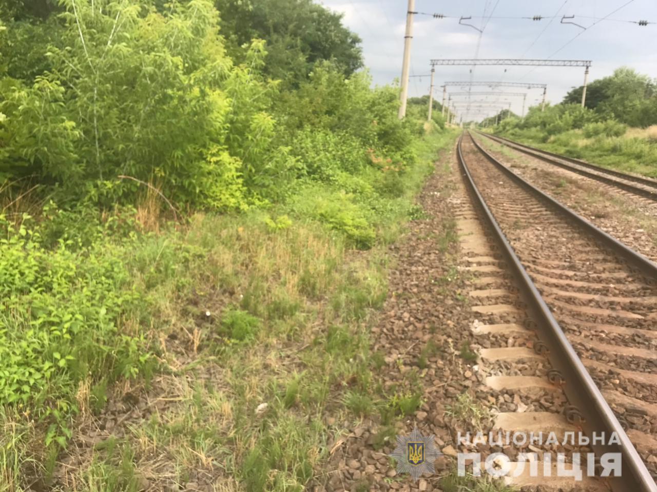 В тяжкому стані у реанімації: у Золочеві під час руху із поїзда випав молодик