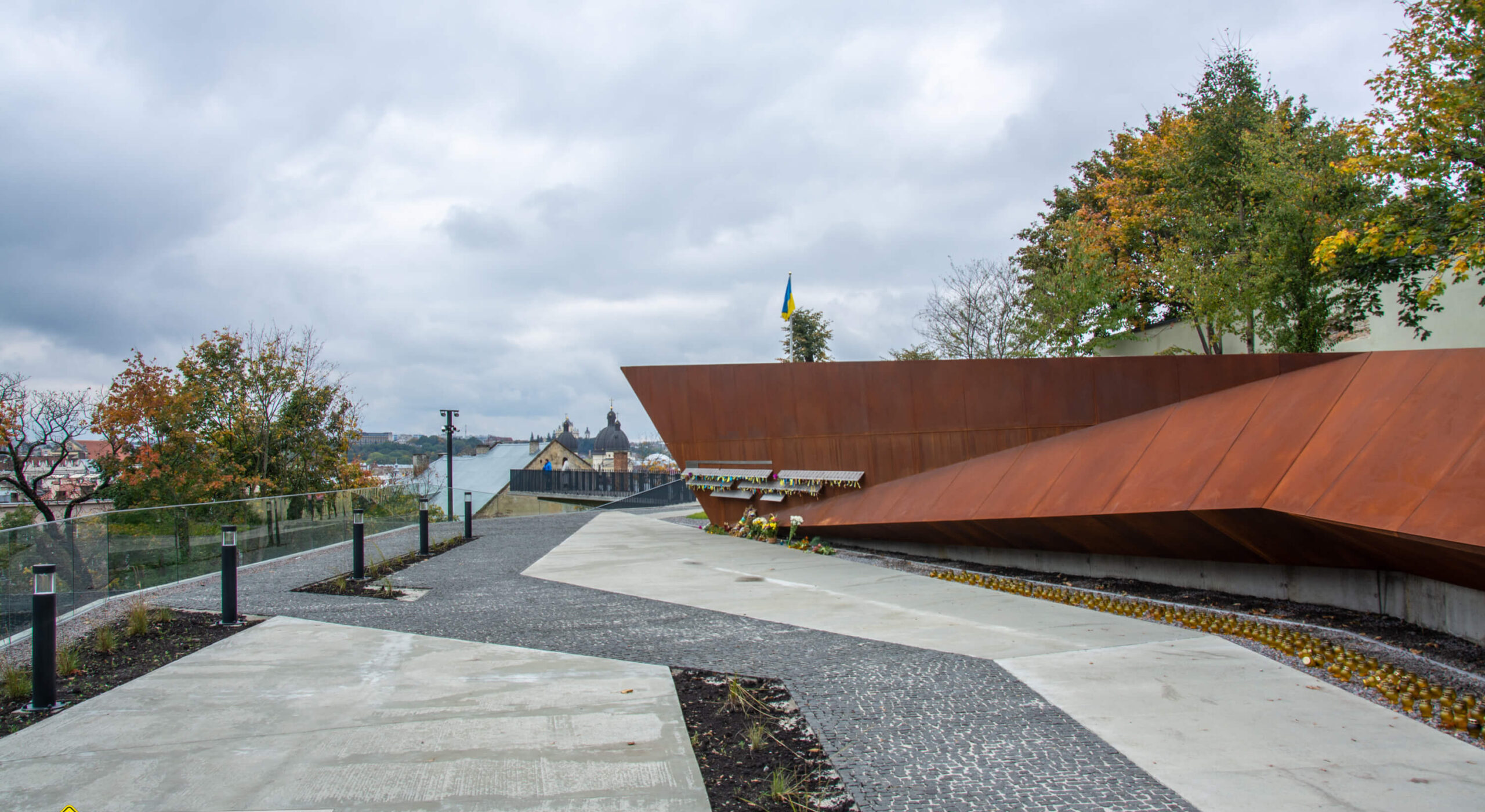 За вечірку на меморіалі Героїв Небесної Сотні львівським дівчатам загрожує до 5 років тюрми