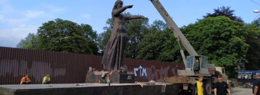 У Львові остаточно демонтували Монумент слави (Відео)
