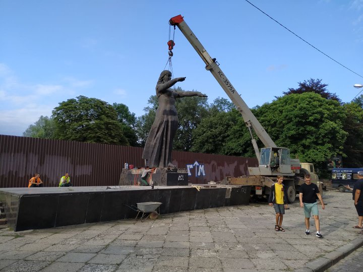 У Львові остаточно демонтували Монумент слави (Відео)