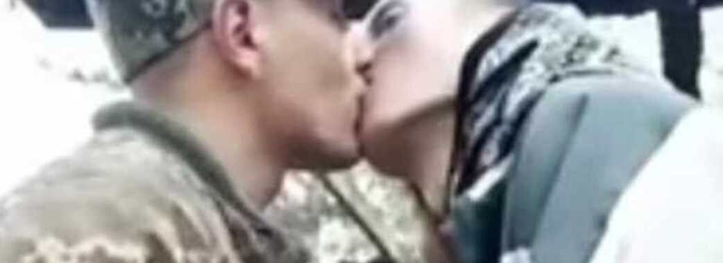 У мережі розгорівся скандал: військовий-гей з Львівщини відкрито поцілував свого хлопця