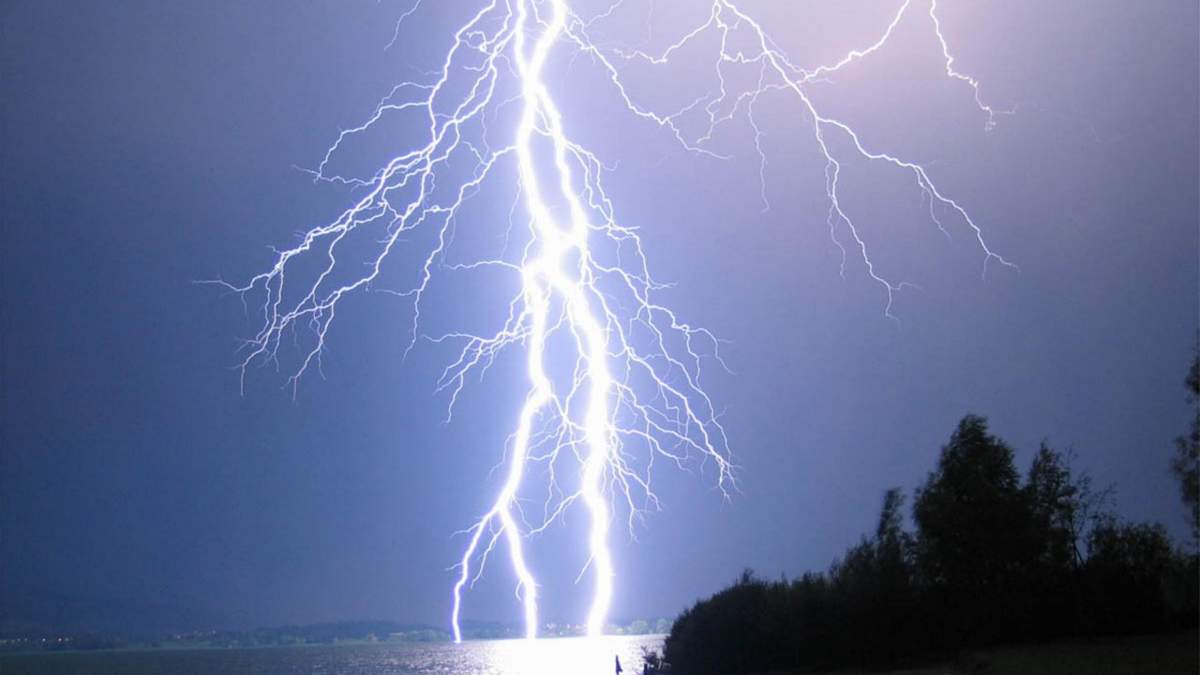 Був у церкві: поблизу Львова від удару блискавки загинув 14-річний школяр