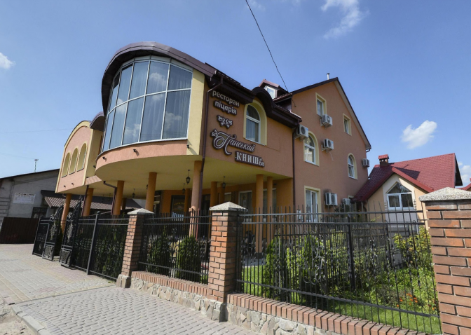 5 дорослих та 2 дітей госпіталізували до лікарні після відвідин ресторану під Львовом