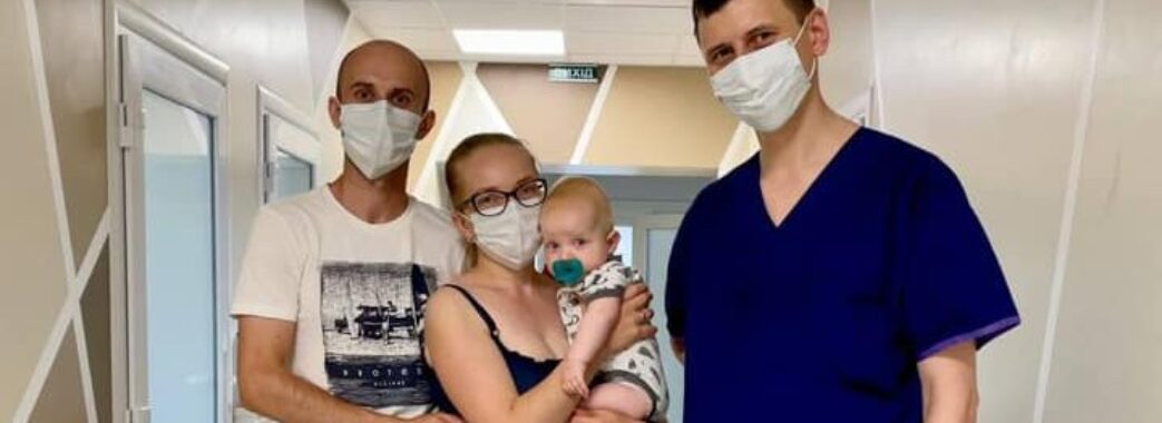 Львівські хірурги без жодного розрізу прооперували піврічного пацієнта з вадою серця