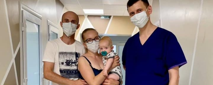 Львівські хірурги без жодного розрізу прооперували піврічного пацієнта з вадою серця