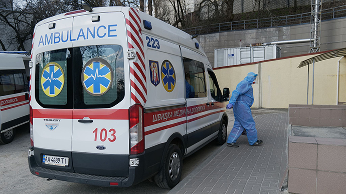 COVID-19: до лікарень потрапили майже стільки ж українців, скільки й захворіли