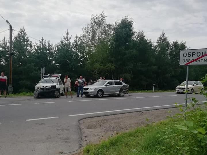 У ДТП за участю поліцейського авто біля Львова постраждало 4 людей