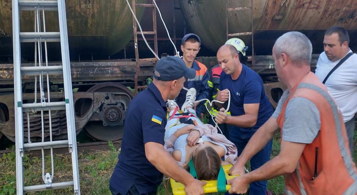 Вилізла на товарний вагон: у Самборі 14-річну дівчину вдарило електричним струмом