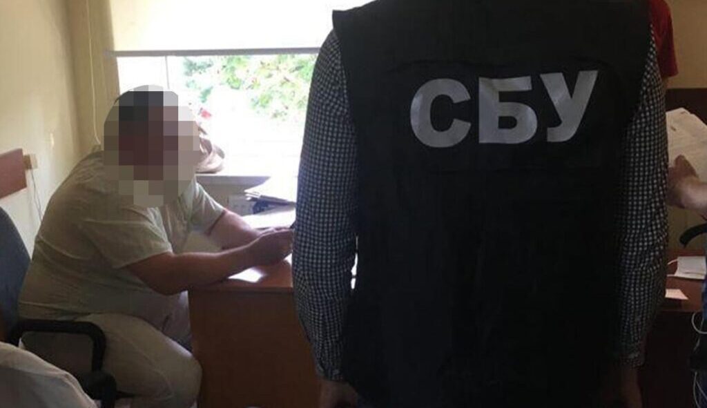Щоб врятувати життя – вимагав хабар: у Львові СБУ викрила горе-медика