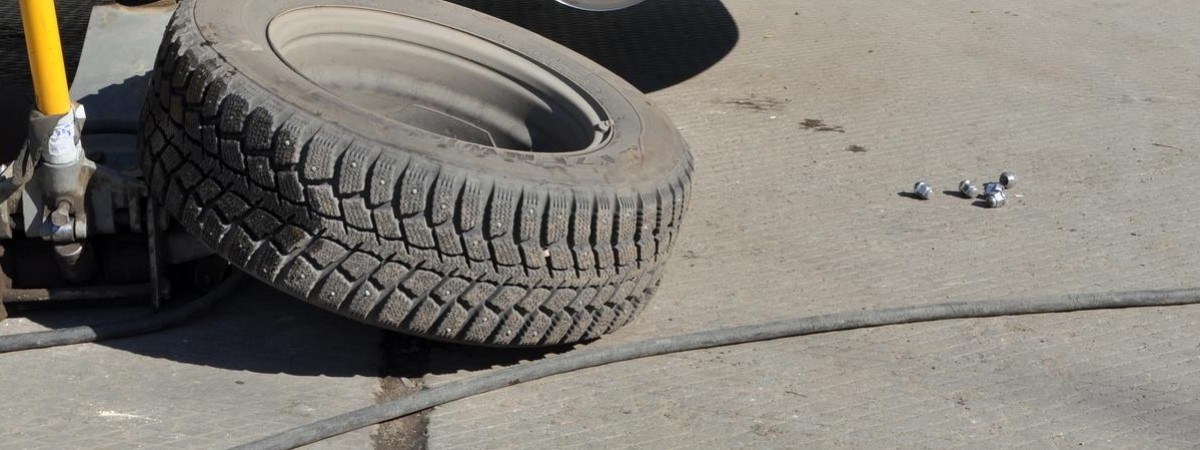 Намагався демонтувати колесо в машині: у Польщі трагічно загинув молодий українець