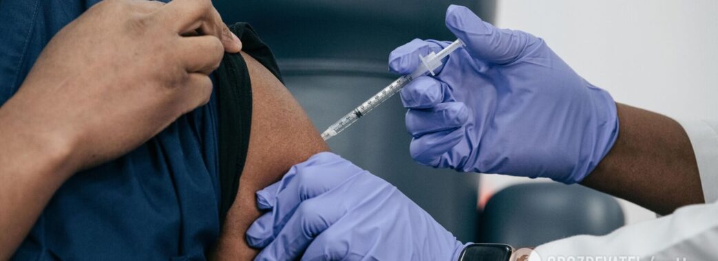 Розробники вакцин від коронавірусу заявляють, що щепитися треба тричі