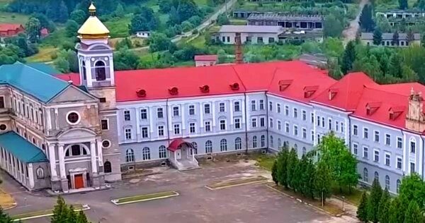 17 дітей потрапило до лікарні під час відпочинку в оздоровчому комплексі у Хирові
