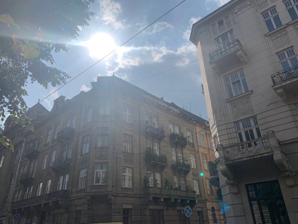 У центрі Львова виникла пожежа: перекрили рух (Відео)