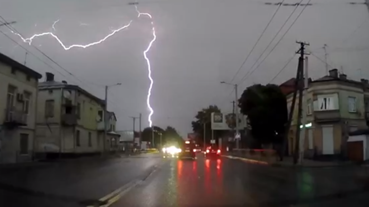 Дощитиме вночі та вдень: на Львівщину насуваються грози