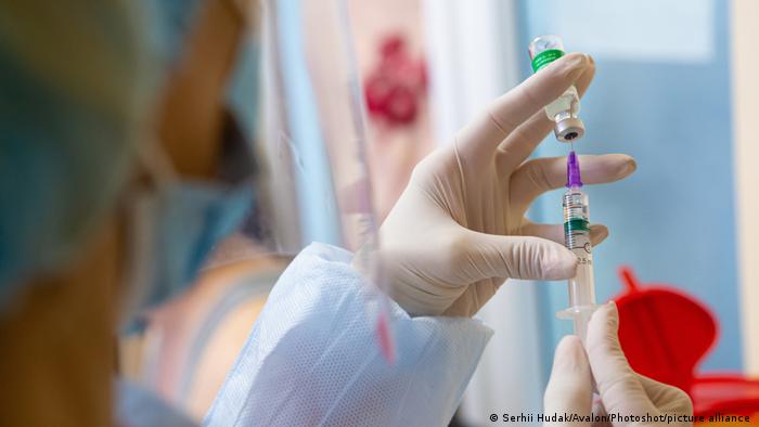 Кому видаватимуть довідки про протипоказання до вакцинації від коронавірусу: пояснення МОЗ