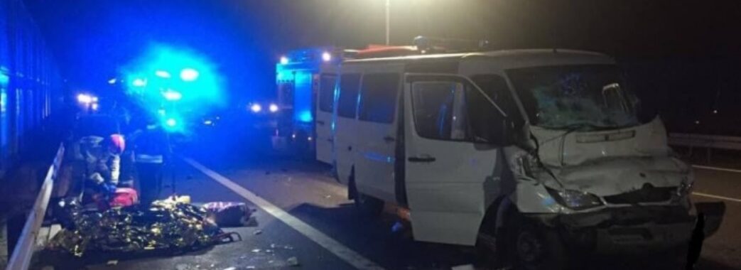Мікроавтобус зіткнувся з вантажівкою: у Польщі семеро українців постраждали в ДТП