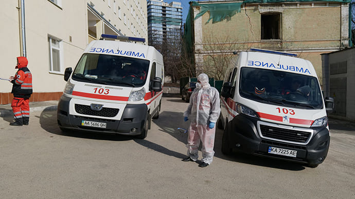 «Кожного дня ситуація ускладнюється»: скільки ще хворих на COVID-19 виявили на Львівщині, в Україні та у світі