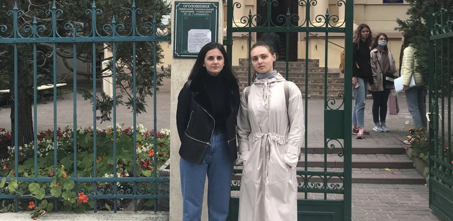 Студентки Львівського медуніверситету врятували у трамваї чоловіка