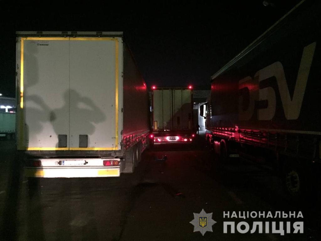 Затисло між двома вантажівками: на Яворівщині водія фури розщавило на смерть
