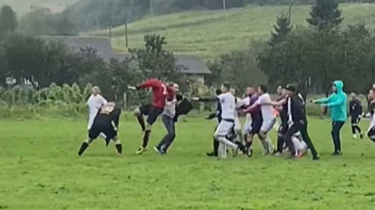 На Перемишлянщині футбольний матч закінчився бійкою гравців та фанатів (Відео)