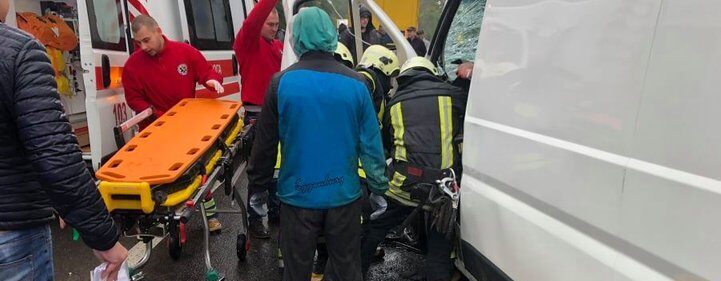 Водія затиснуло в салоні автівки: при виїзді зі Самбора мікроавтобус в’їхав у вантажівку (Фото)