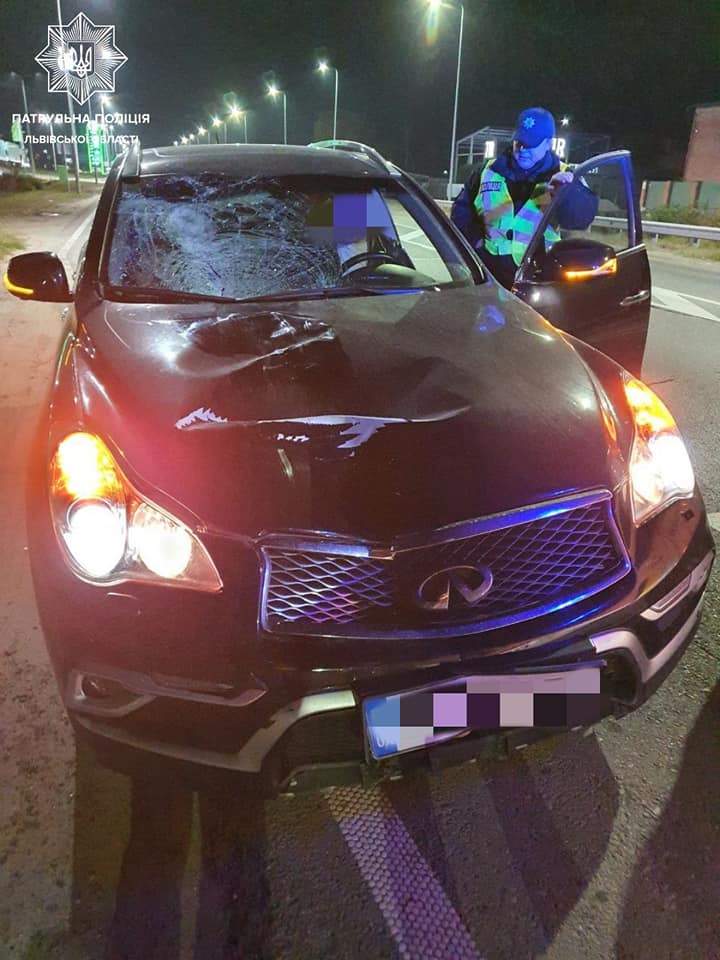 Збили людину та втекли на потрощеній автівці: біля Львова трапилась смертельна ДТП