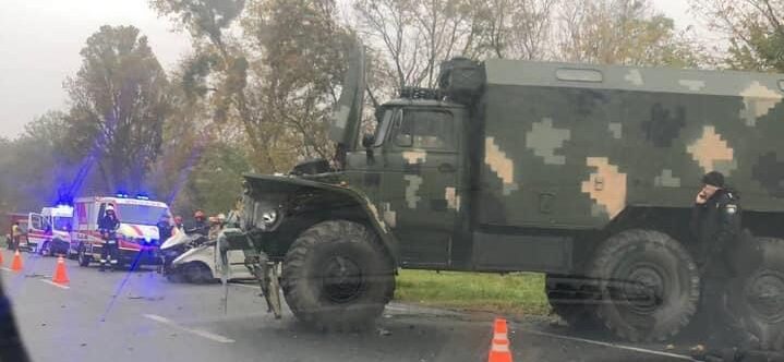 На Золочівщині військове авто зіткнулося з іномаркою: загинуло подружжя