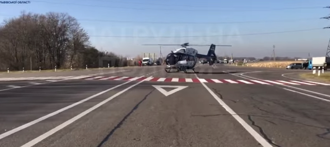 Медики на поліцейському гелікоптері рятували життя мешканця Золочівщини