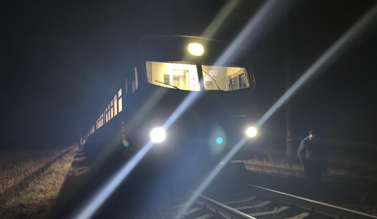 Не встиг зупинитись: біля Мостиськ елекричка на смерть збила пенсіонера