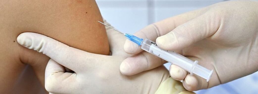 У МОЗ пояснили, кому протипоказано вакцинуватися