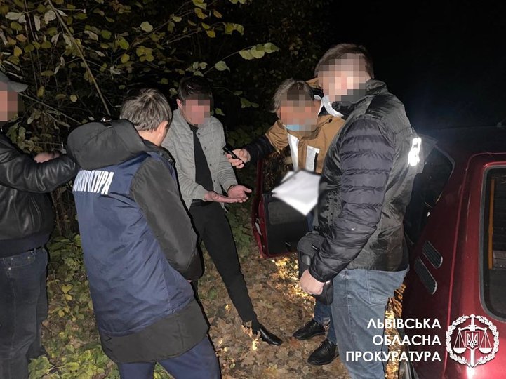 Погрожували та вимагали грошей: на Львівщині викрили поліцейських, які брали хабарі у водіїв