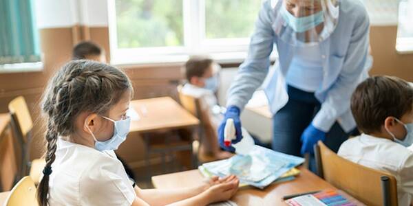 У Львові учні молодшої школи з понеділка повернуться за парти