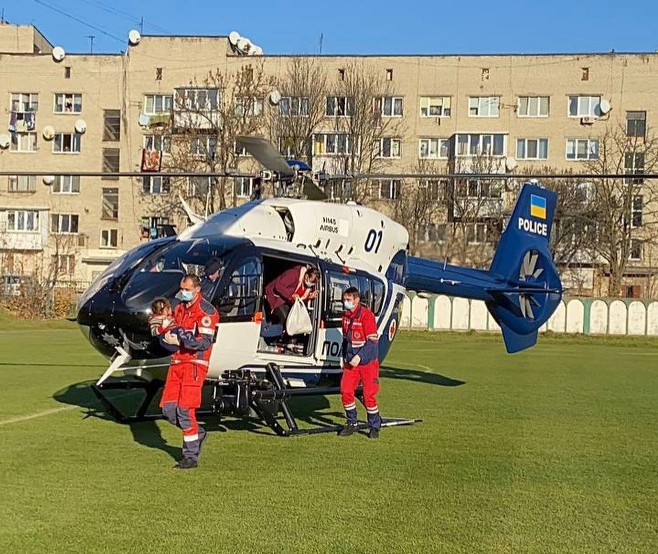 Запхала руку до електричної січкарні: львівські медики рятували 4-річну дівчинку з Турківщини