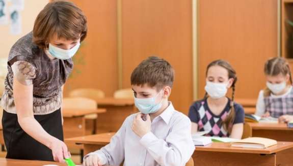 Денис Шмигаль наполягає, аби учні повернулися за шкільні парти
