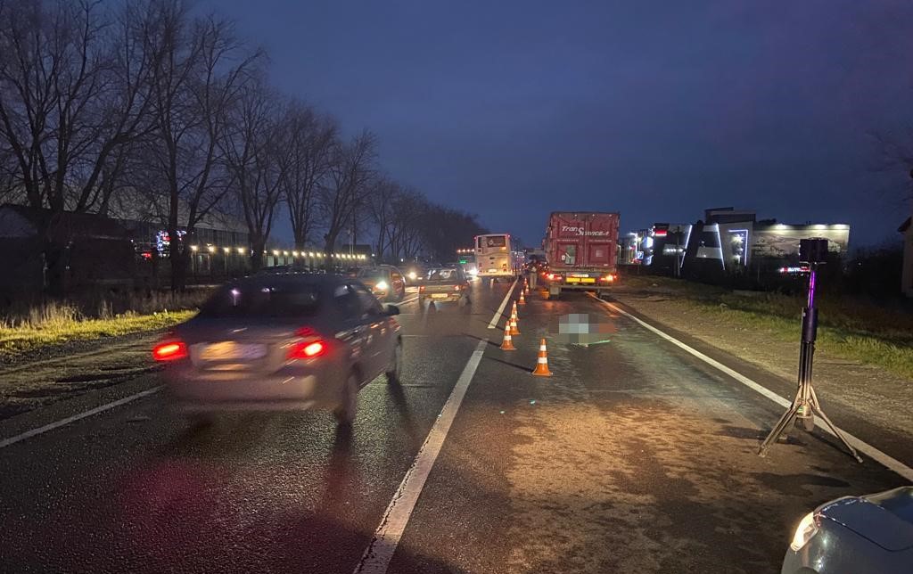 Біля Львова вантажівка на смерть збила чоловіка