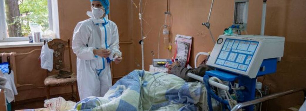 Майже 800 українців померли від коронавірусу за добу: в країні зафіксували черговий антирекорд