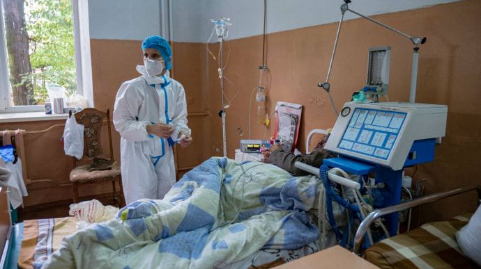 Майже 800 українців померли від коронавірусу за добу: в країні зафіксували черговий антирекорд