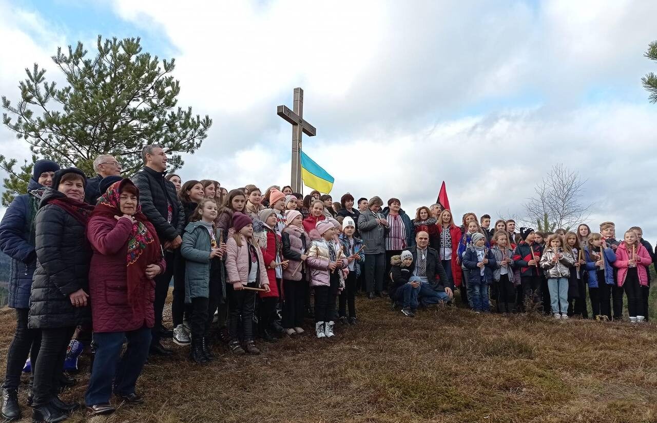 Сопілкарі та карпатські краєвиди: Стрілківська громада вразила виконанням пісні про Бандеру (відео)