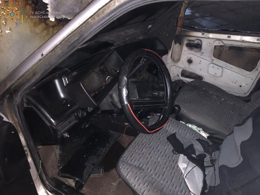 Був без свідомості: львівські рятувальники витягнули 16-річного хлопця з палаючого автомобіля