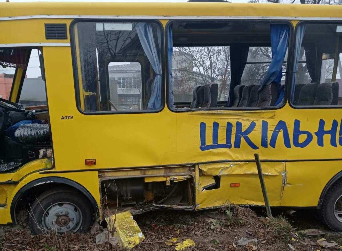 Біля Червонограда “Школярик” потрапив у ДТП: є травмовані діти